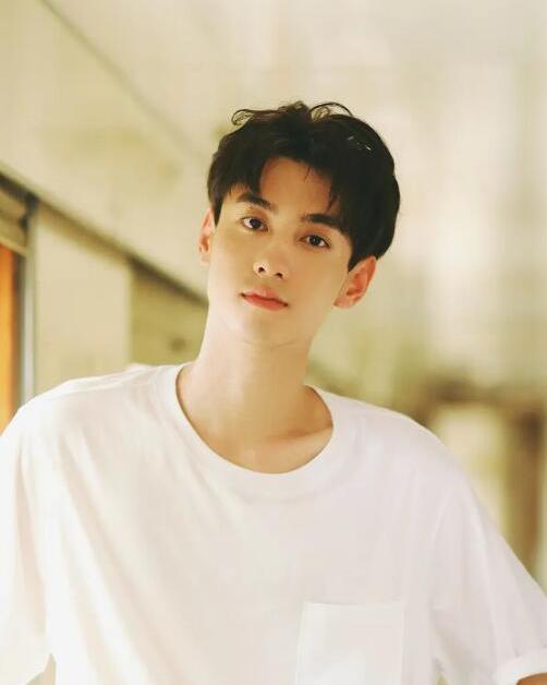 男演员栩,光影之间，演绎男演员的多面人生